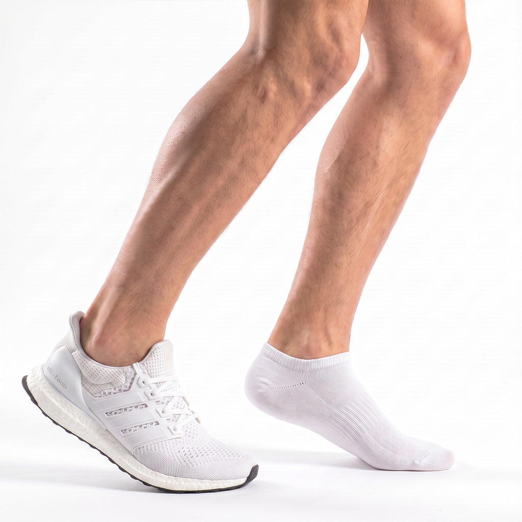 Vit no show ankelstrumpa på foten till vita sneakers