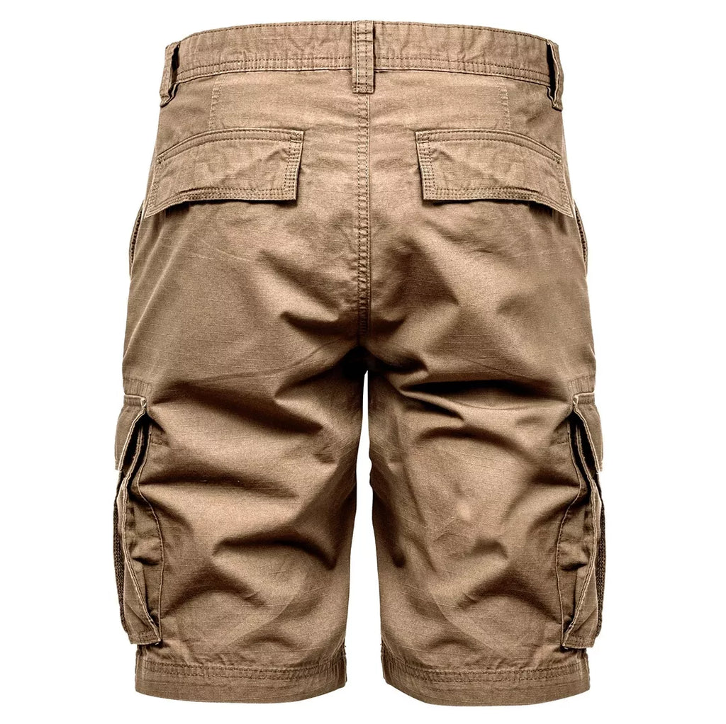 beiga cargo shorts från amaci & Sons bakifrån