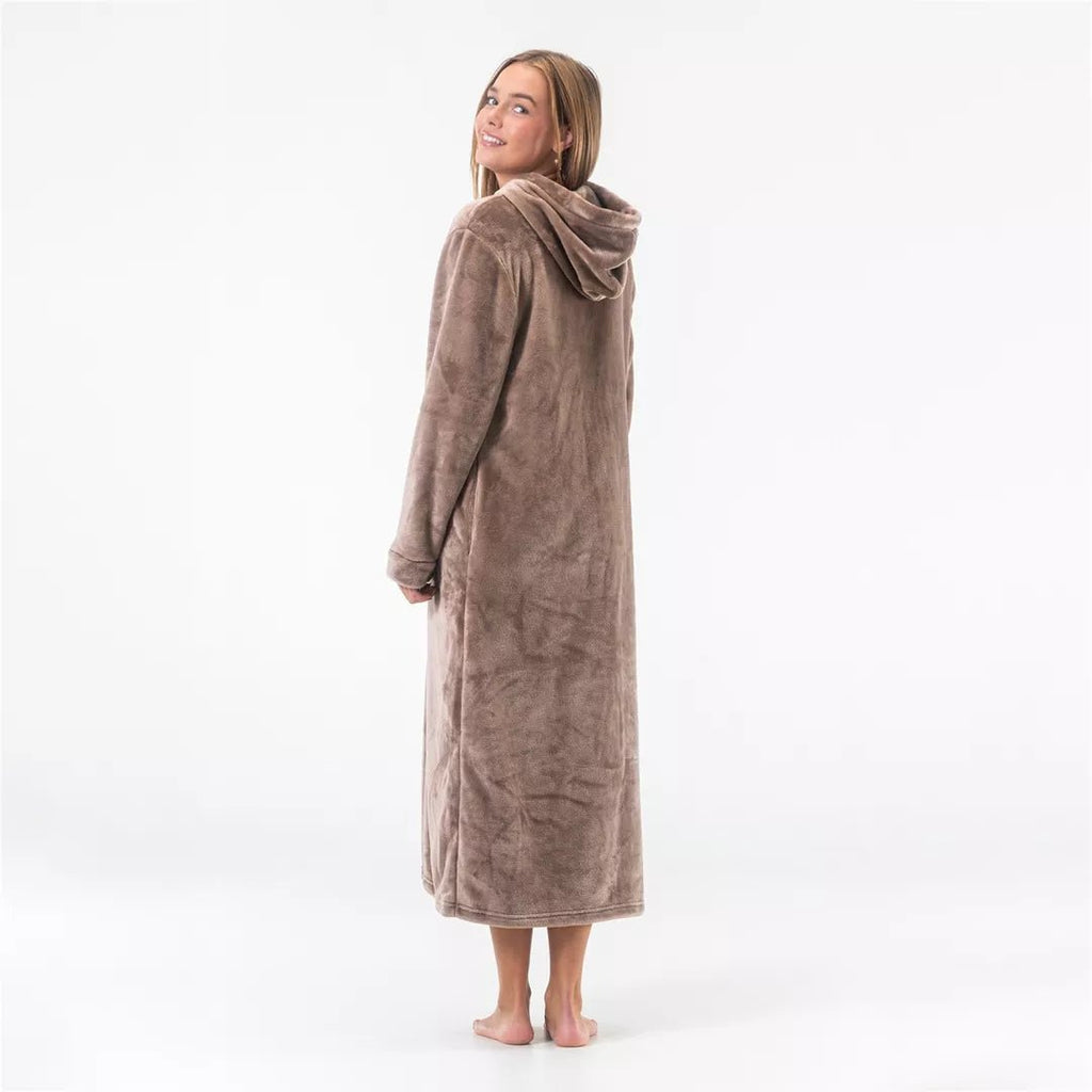 Dam bär sandbeige lång morgonrock med luva från Gaubert sedd bakifrån i mjuk värmande fleece.