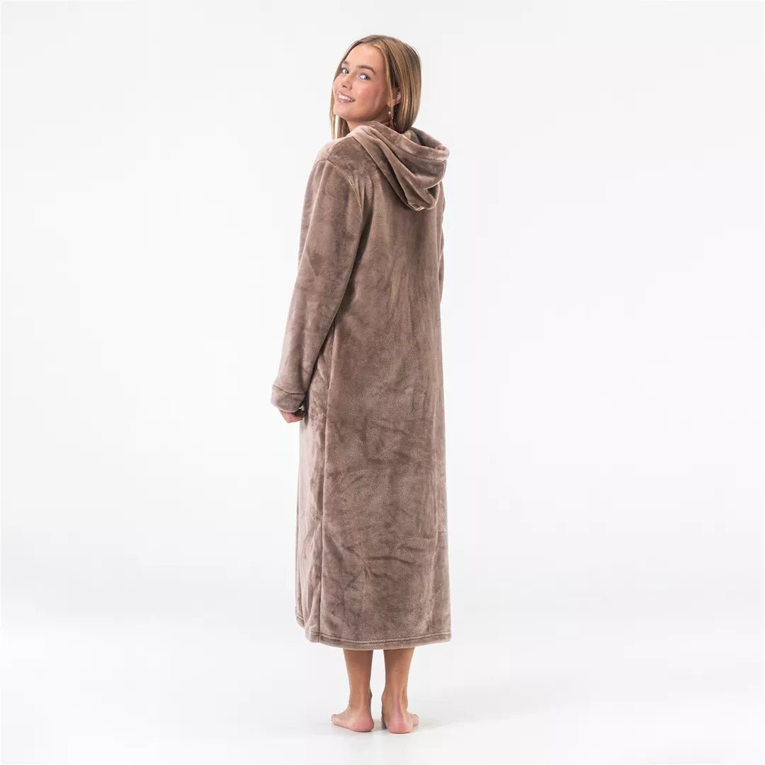 Dam bär sandbeige lång morgonrock med luva från Gaubert sedd bakifrån i mjuk värmande fleece.