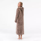 Dam bär sandbeige lång morgonrock med luva från Gaubert sedd bakifrån i mjuk värmande fleece.