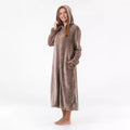 Dam bär sandbeige extra lång morgonrock med uppdragen luva och hellång dragkedja från Gaubert i mjuk Premium Coral Fleece.