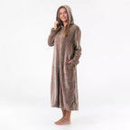 Dam bär sandbeige extra lång morgonrock med uppdragen luva och hellång dragkedja från Gaubert i mjuk Premium Coral Fleece.