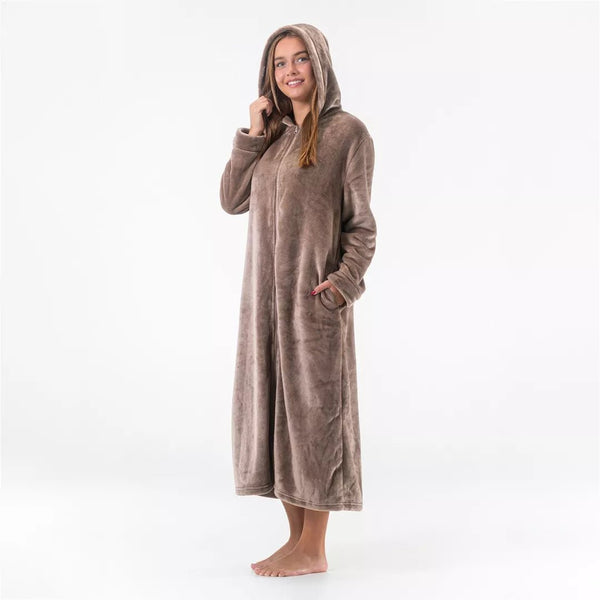 Dam bär sandbeige extra lång morgonrock med uppdragen luva och hellång dragkedja från Gaubert i mjuk Premium Coral Fleece.