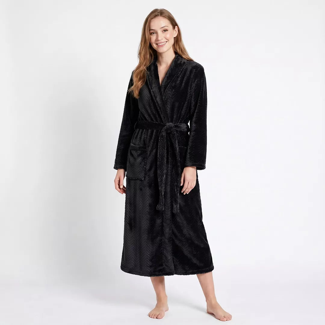 Kvinna bär svart morgonrock från Gaubert® med fiskbensmönster och mjuk coral fleece.