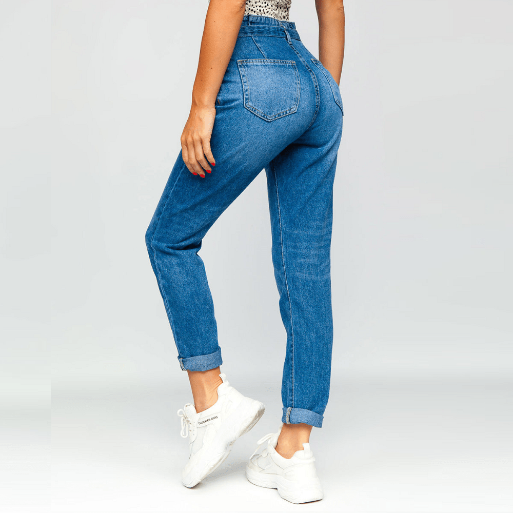 Blåa damjeans med bälte