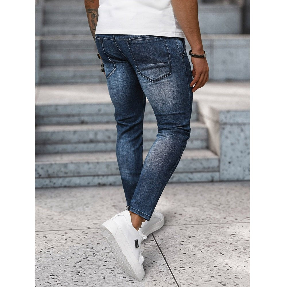 Blåa Jeans med hängsmycke - Herrjeans bakifrån