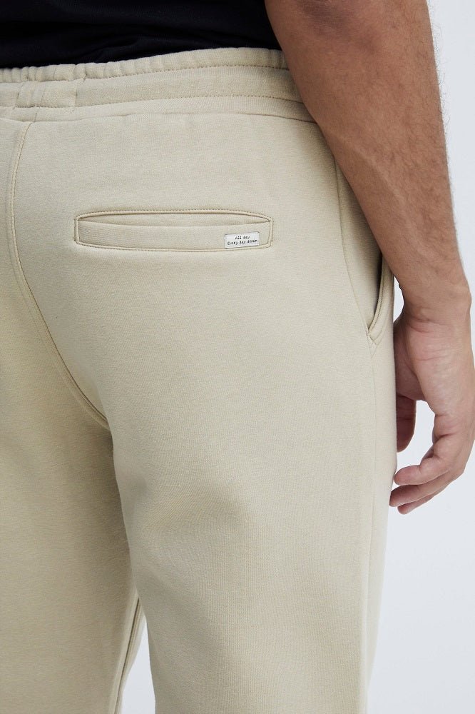 Blend sweatpants BHDOWNTON i färgen crockery bakifrån zoom