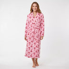 Dammodell i lång rosa morgonrock med rosettmönster från Gaubert tillverkad i varm och sammetslen coral fleece.