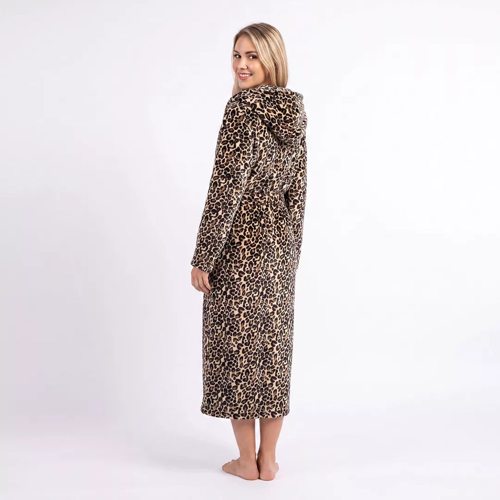 Lång beige leopard morgonrock dam med luva sedd bakifrån