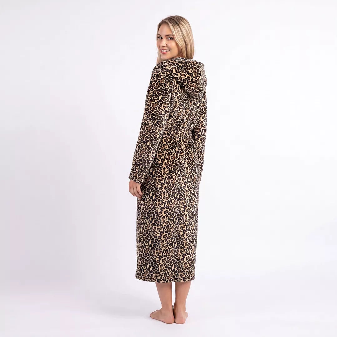 Lång beige leopard morgonrock dam med luva sedd bakifrån