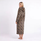 Lång beige leopard morgonrock dam med luva sedd bakifrån