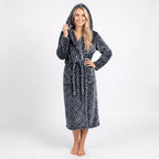 Mjuk leopard morgonrock dam i fleece med luva och knytband