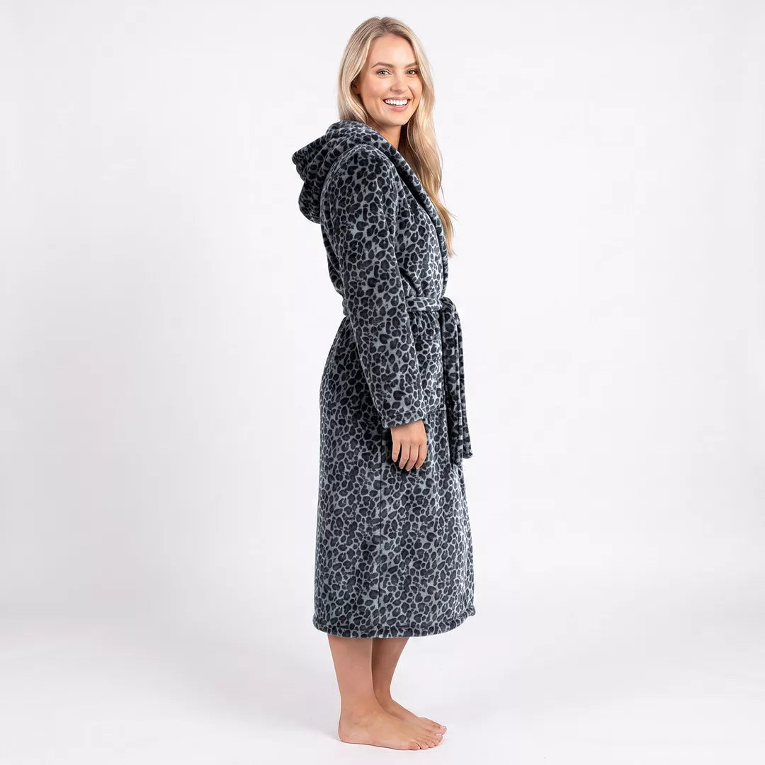 Lång fleece morgonrock dam med leopardmönster och fickor från sidan