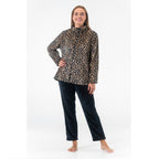 Leopardmönstrat mysset dam i varm fleece framifrån
