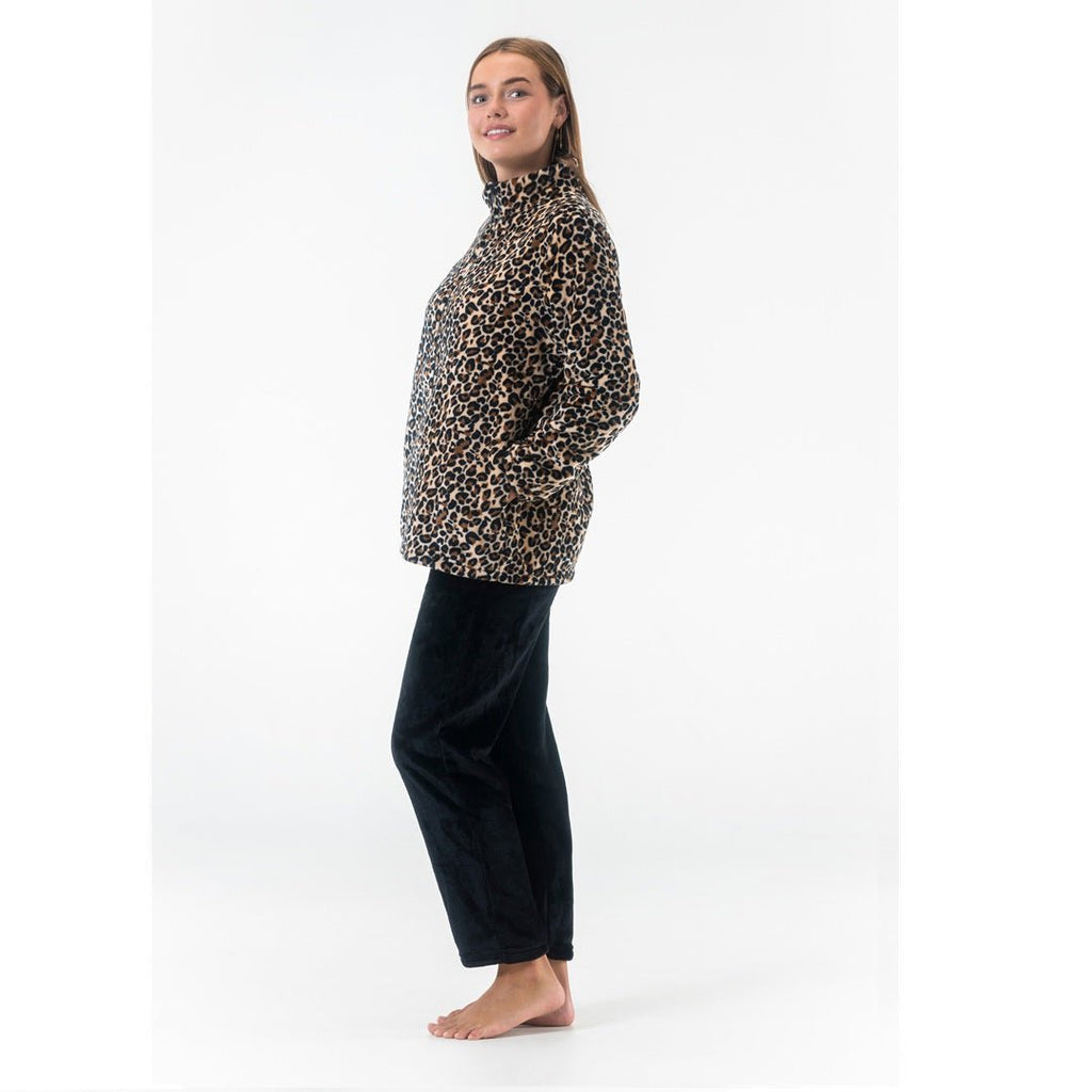 Varma myskläder dam leopard fleece set från sidan