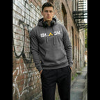 Grå hoodie för herr med BLACK-tryck i modern streetwear-stil