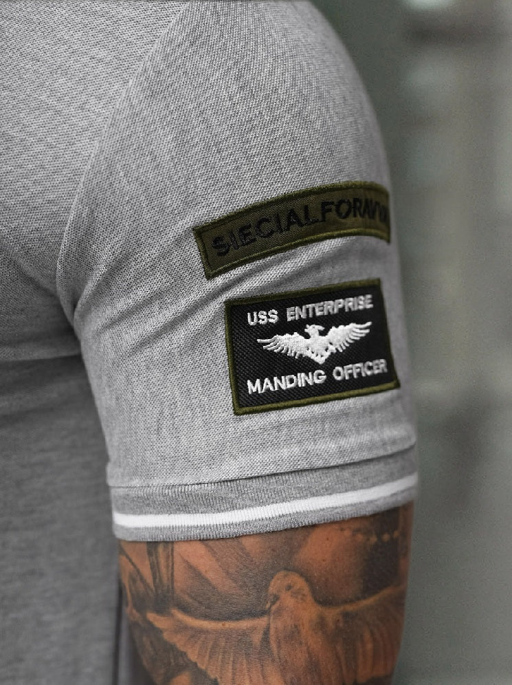 Grå Pikétröja Herr - Herrtröja Militärstil zoomad arm