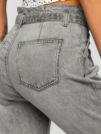Gråa jeans med bälte