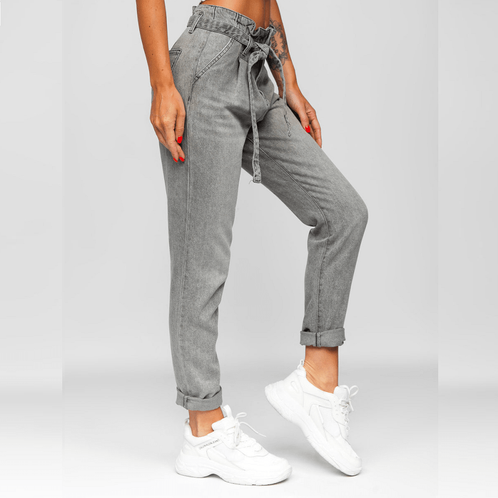 Gråa jeans med bälte