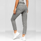 Gråa jeans med bälte