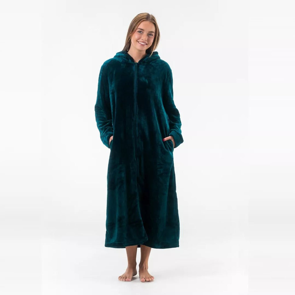 Dam bär petrolgrön extra lång morgonrock med dragkedja, luva och sidfickor från Gaubert i mjuk fleece.