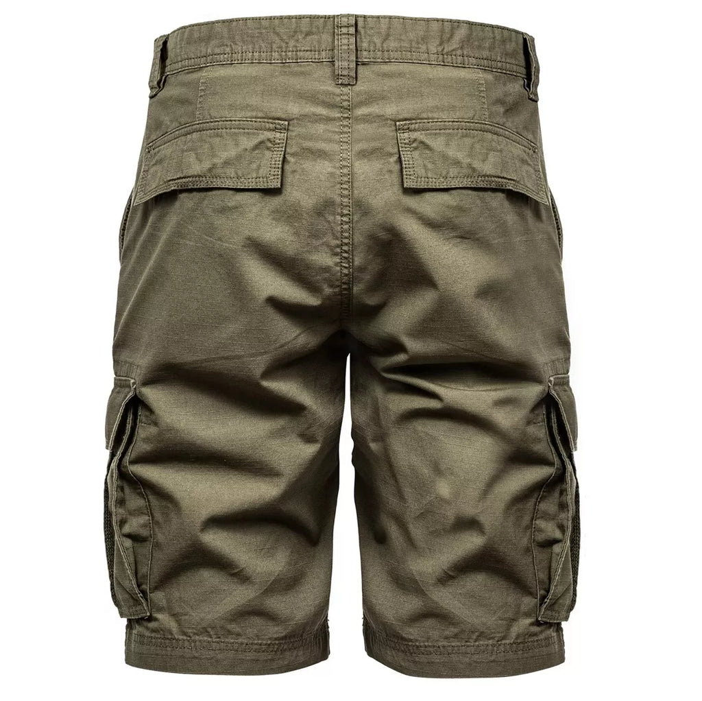 olivgröna cargoshorts bakifrån