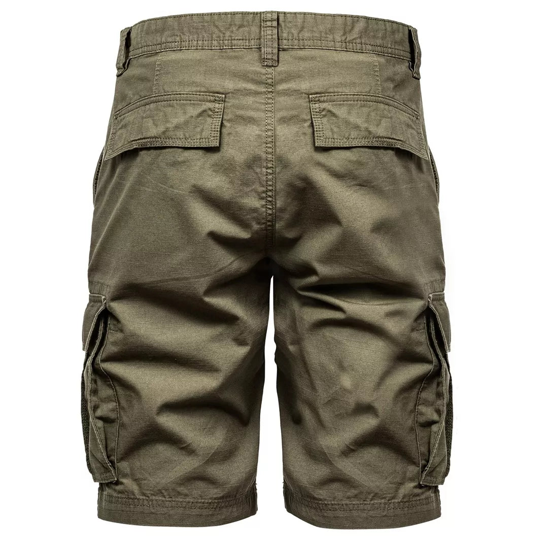 olivgröna cargoshorts bakifrån
