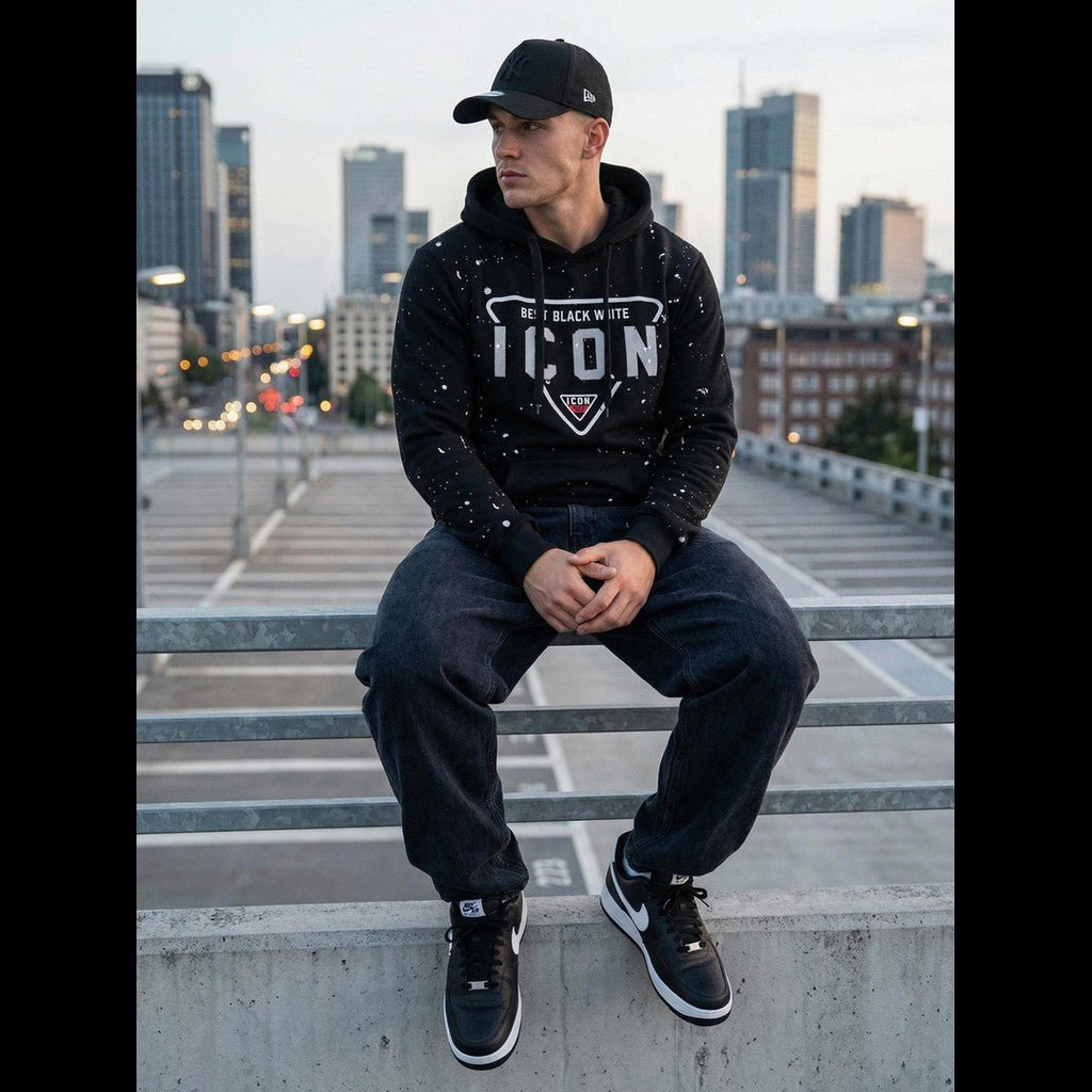 Icon hoodie svart sittandes