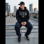 Icon hoodie svart sittandes