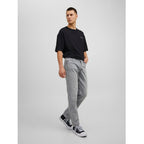 Gråa jeans Chris från Jack & Jones utan stretch helbild framifrån