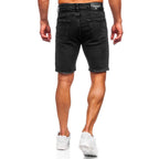 Sliten shorts modell - Svarta jeansshorts bakifrån