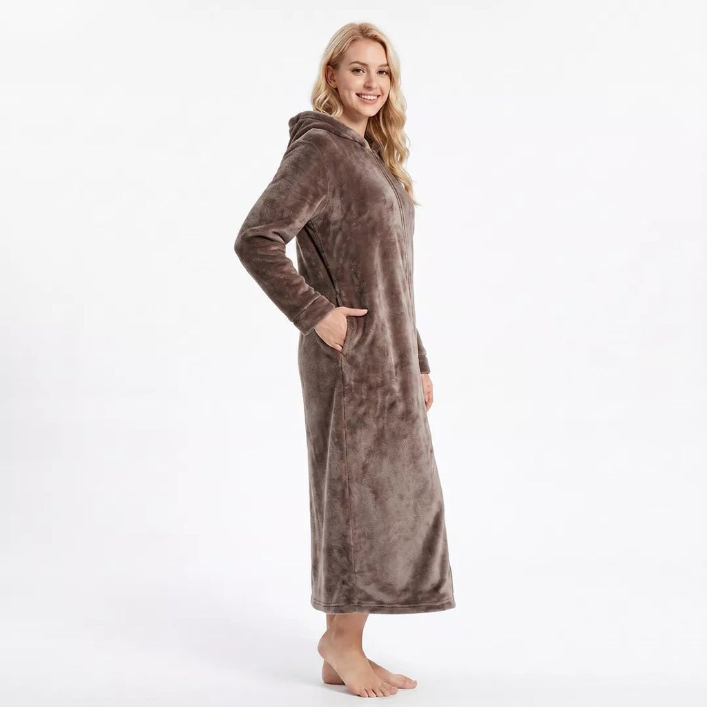 Sidovy av lång kaffebrun fleece morgonrock för dam med dragkedja, luva och praktiska sidfickor från Gaubert.