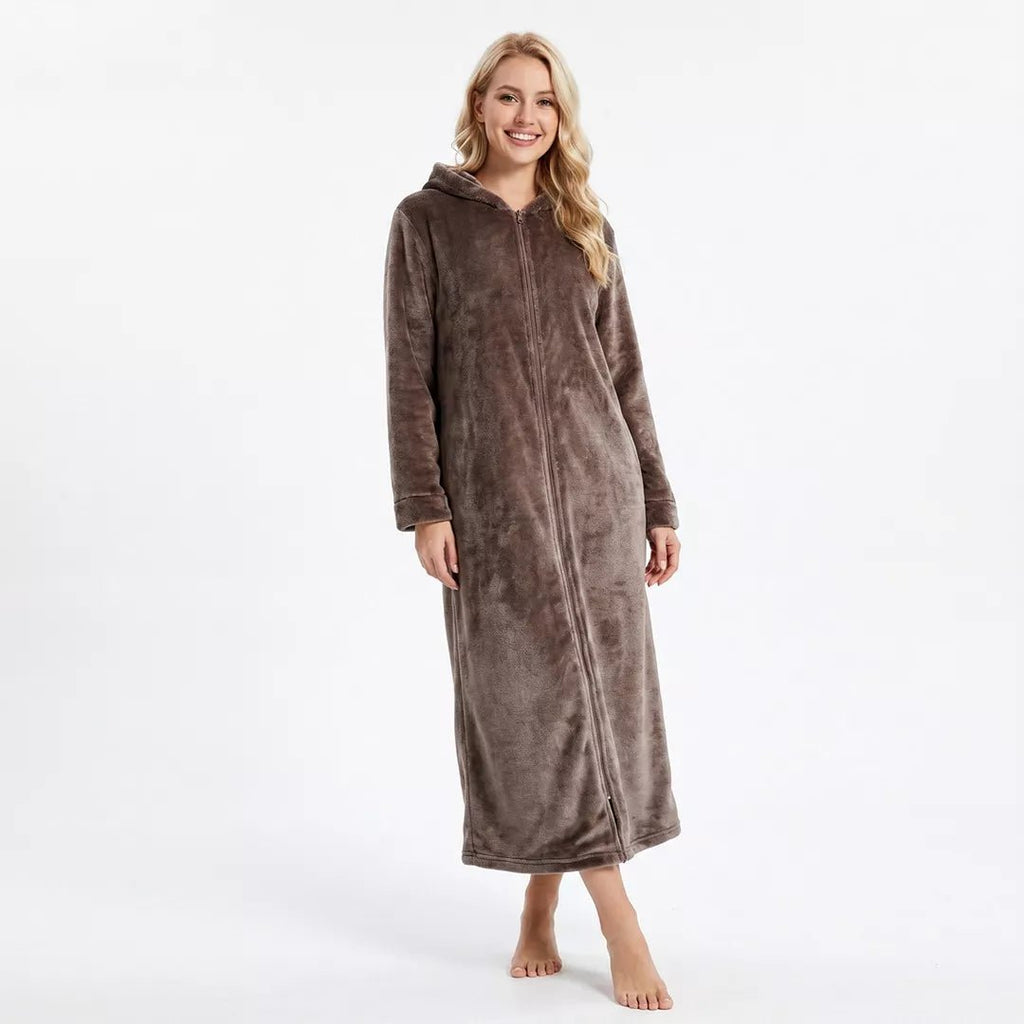 Dammodell i kaffebrun morgonrock med hellång dragkedja och luva från Gaubert tillverkad i mjuk fleece.