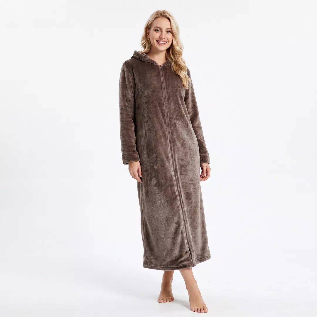 Dammodell i kaffebrun morgonrock med hellång dragkedja och luva från Gaubert tillverkad i mjuk fleece.