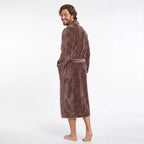 Baksida av kaffefärgad unisex morgonrock i premium coral fleece från Gaubert®