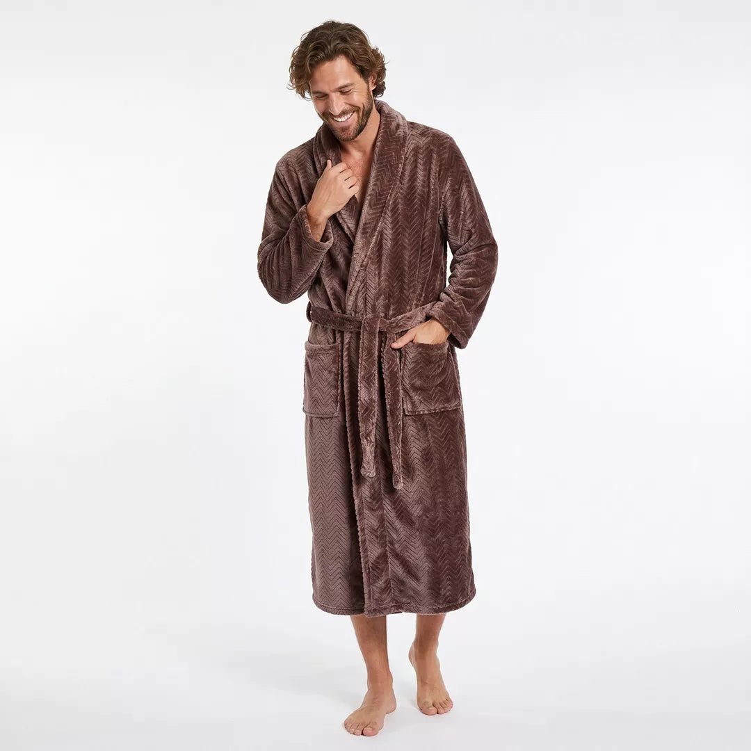 Man bär lång kaffefärgad coral fleece morgonrock med sjalkrage från Gaubert®