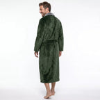 Bak- och sidovy av mörkgrön unisex morgonrock i coral fleece med lång passform och klassisk sjalkrage från Gaubert.