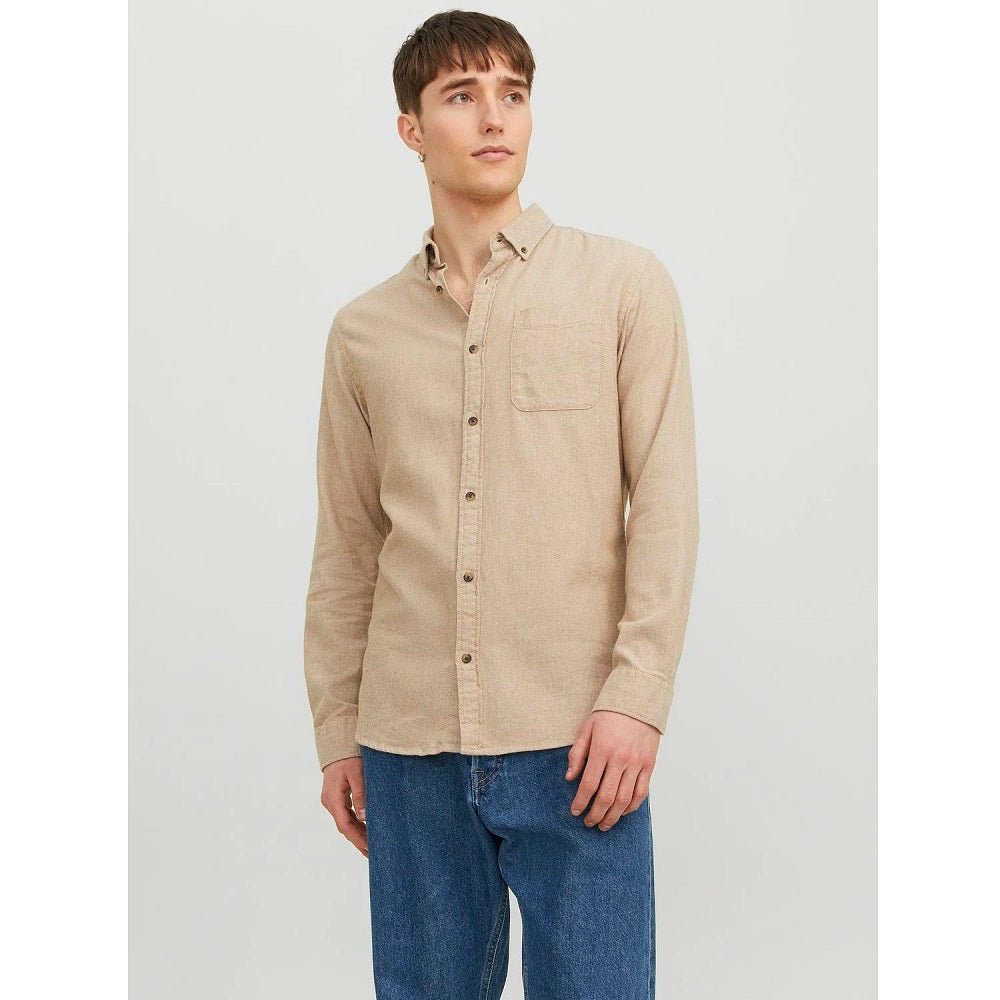 Långärmad beige herrskjorta jack and jones framifrån