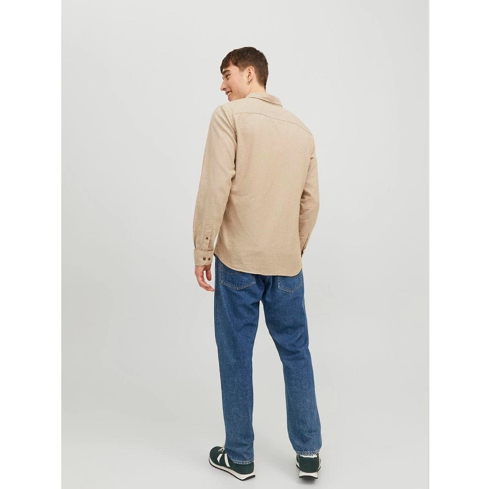 Långärmad beige herrskjorta jack and jones bakifrån