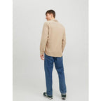Långärmad beige herrskjorta jack and jones bakifrån