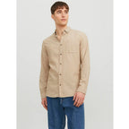 Långärmad beige herrskjorta jack and jones framifrån