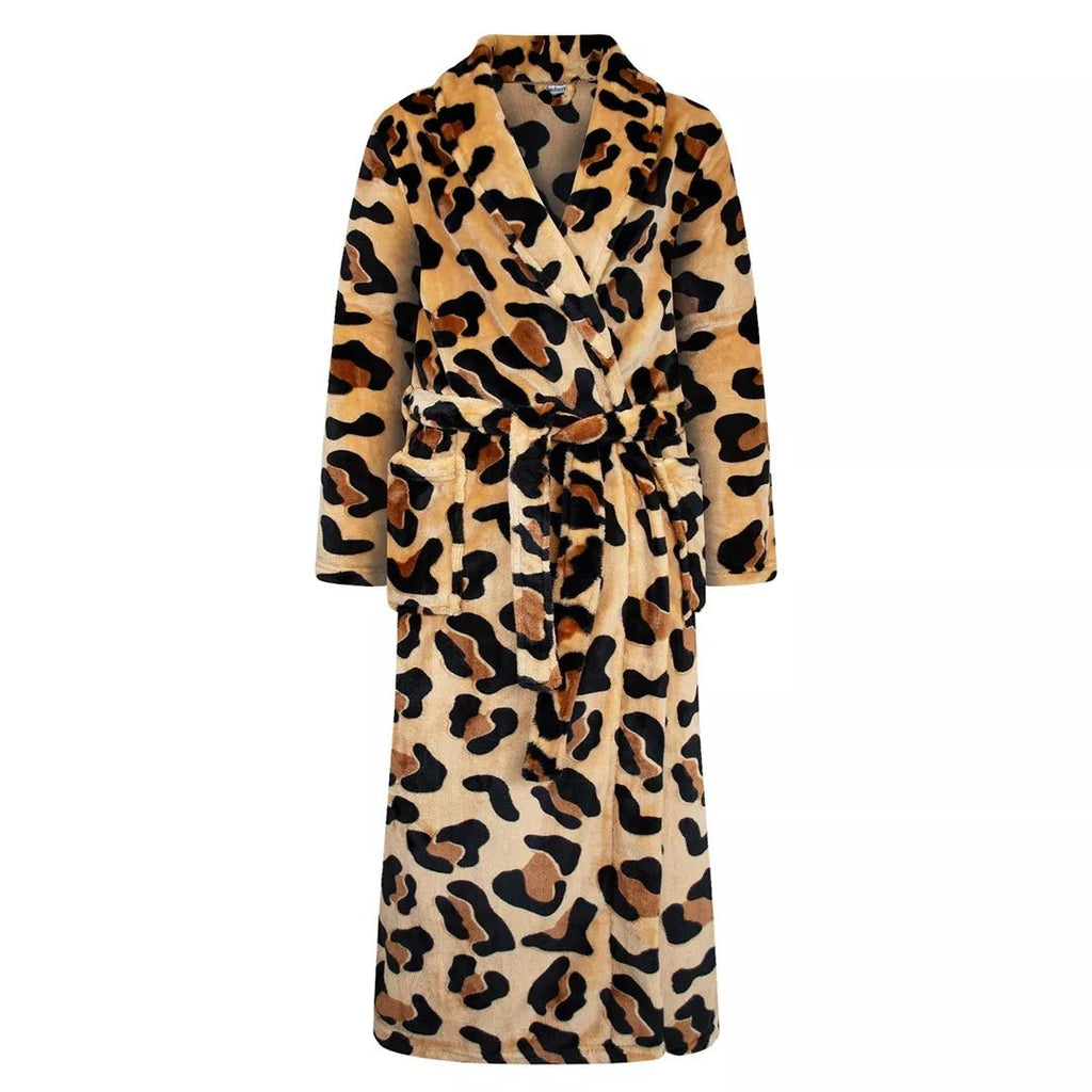Leopardmönstrad morgonrock för dam från Gaubert i mjuk coral fleece med sjalkrage, midjebälte och rymliga fickor.