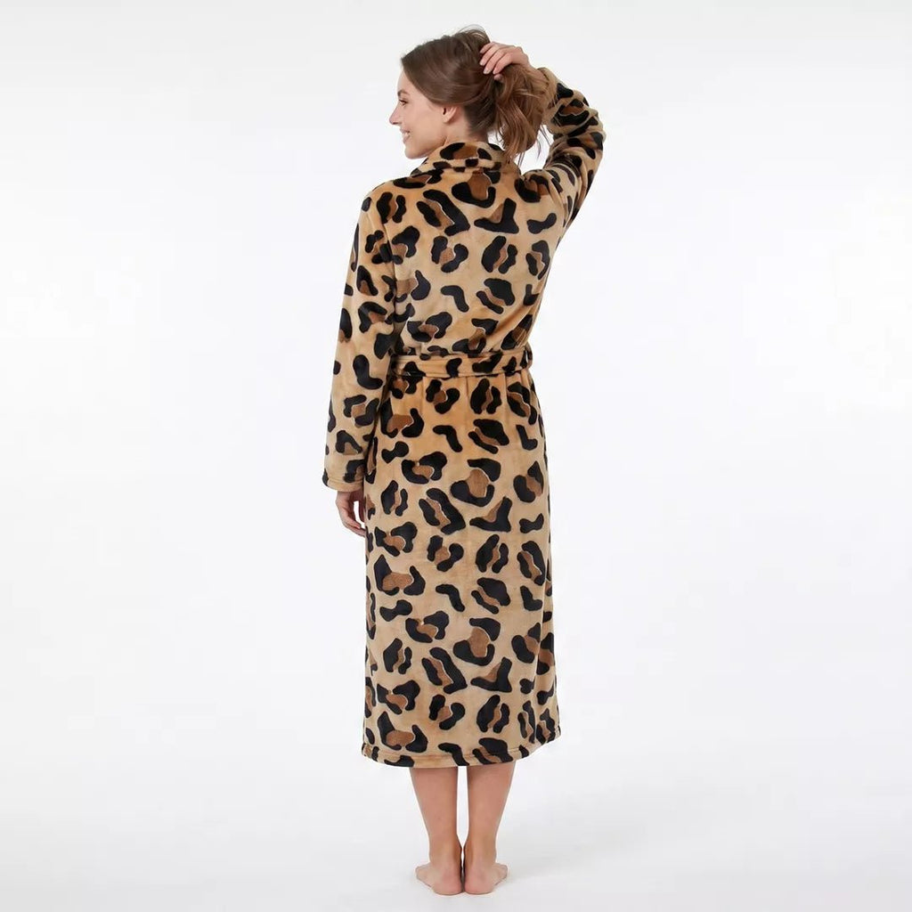 Dam bär leopardmönstrad lång morgonrock från Gaubert sedd bakifrån med mjuk coral fleece och bekväm passform.