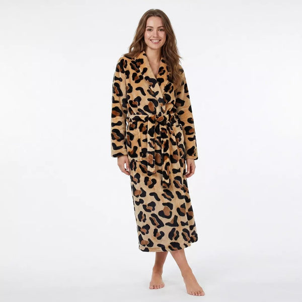Dammodell i leopardmönstrad morgonrock från Gaubert med extra lång passform, sjalkrage och sammetslen coral fleece.