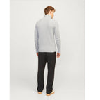 ljusgrå stickad herrtröja från Jack & Jones bakifrån