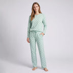 Mintgrön pyjamas dam i 100% bomull från Gaubert med långärmad tröja och matchande hjärtmönstrade långbyxor - modell framifrån