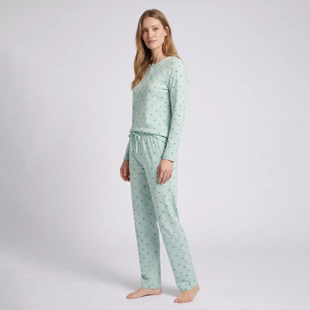 Mintgrön pyjamas dam i 100% bomull från Gaubert med långärmad tröja och matchande hjärtmönstrade långbyxor modell från sidan
