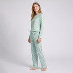 Mintgrön pyjamas dam i 100% bomull från Gaubert med långärmad tröja och matchande hjärtmönstrade långbyxor modell från sidan