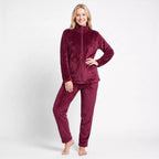 Dammodell framifrån i vinrött mysset fleece från Gaubert